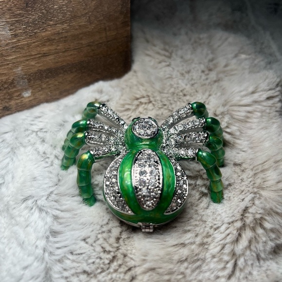Green and Silver Spider trinket box with Rhinestone Accents - Picture 4 of 9